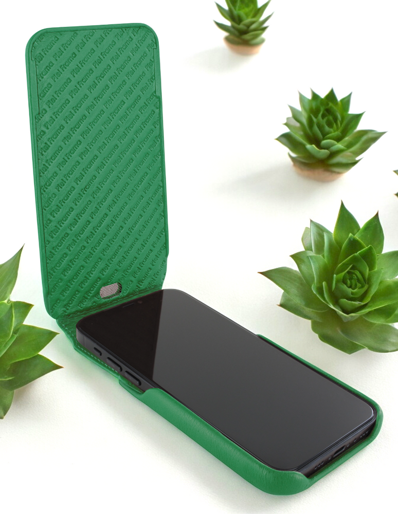 Piel Frama Green iMagnum Leather Case for iPhone 16e