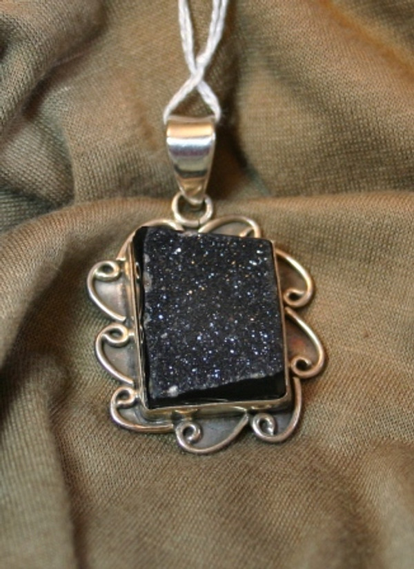 <p>Rectangular natural druzy pendant in 925 sterling silver.</p>