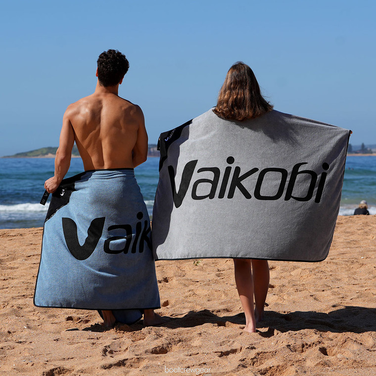 Vaikobi microfibre beach towel with integrated zip pocket