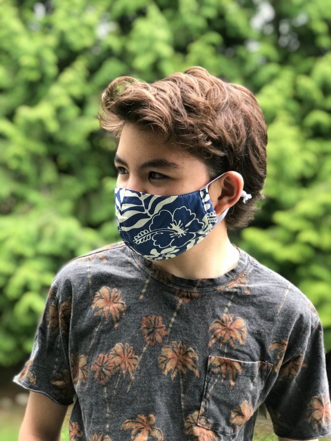 Model Grant wearing Mini Tahitian Blue/White