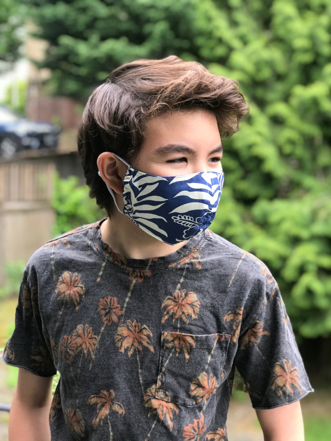 Model Grant wearing Mini Tahitian Blue/White