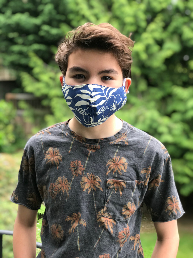 Model Grant wearing Mini Tahitian Blue/White