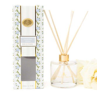 8 Oak Lane oakwood cedar reed diffuser with glass bottle, natural reeds and mint floral packaging (front view)