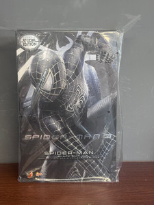 Hot Toys MMS728B Spider-Man (Black Suit) Deluxe Version 1/6 Scale Figure Hot Toys MMS728B Spider-Man (Black Suit) Deluxe Version 1/6 Scale Figure