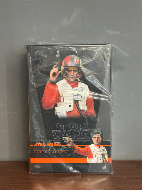 Hot Toys MMS806 Poe Dameron Star Wars: The Force Awakens 1/6th Scale Figure In Stock