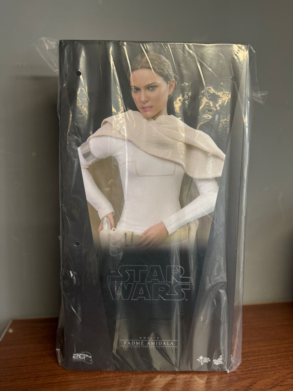 Hot Toys MMS678 Star Wars: Episode II Attack Of The Clones Padme Amidala 1/6 Scale Collectible Figure