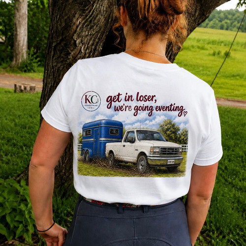 T-Shirt including the image of an old truck and blue horse trailer.