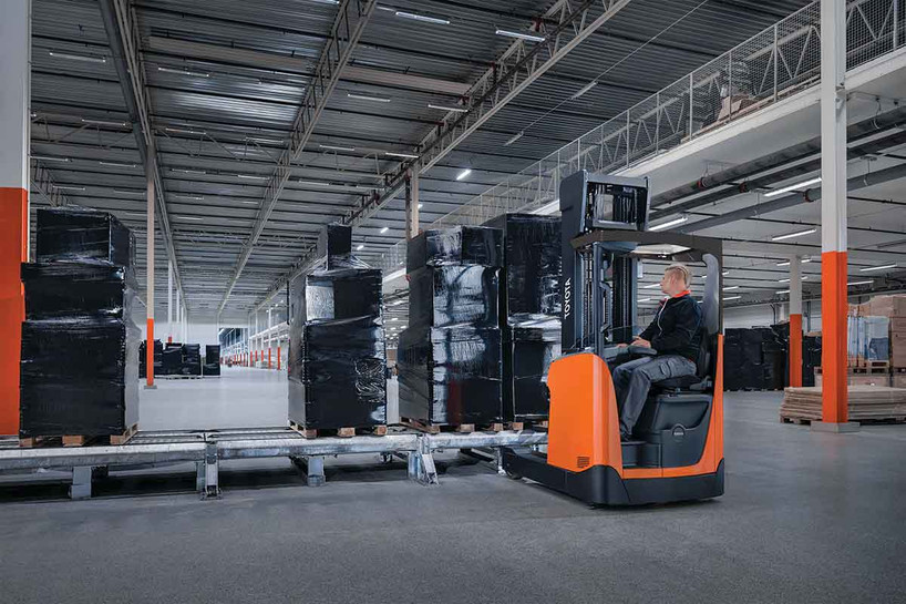 Toyota Indoor/Outdoor Moving Mast Reach Truck