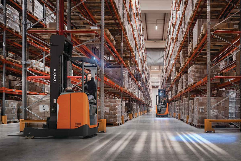 Toyota Indoor/Outdoor Moving Mast Reach Truck