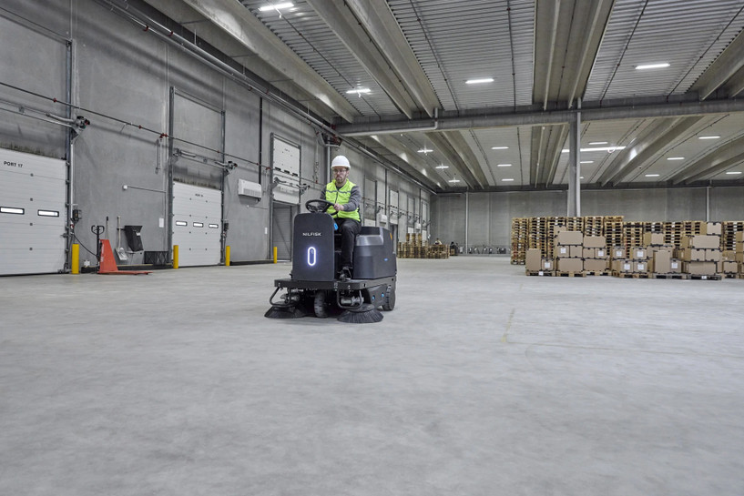 Nilfisk Advance SW3000 LI-ION Rider Sweeper