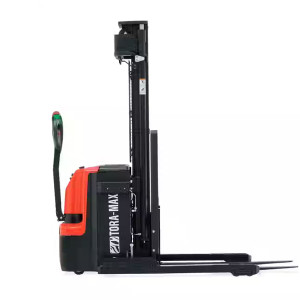 Toyota Tora-Max® Straddle Stacker