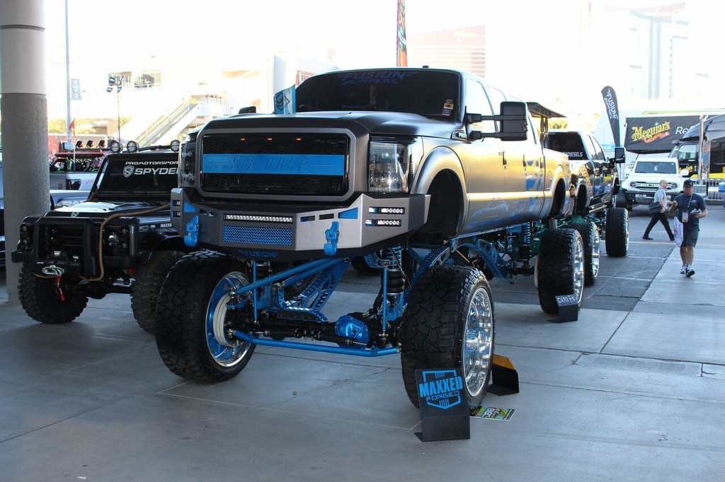 Updated Design.
Base Bumper.
Clevis Mounts.
Center Vent with Mesh Insert panel.
6" Single Row Lights Staggered.
20" Single Row Light in vent area.