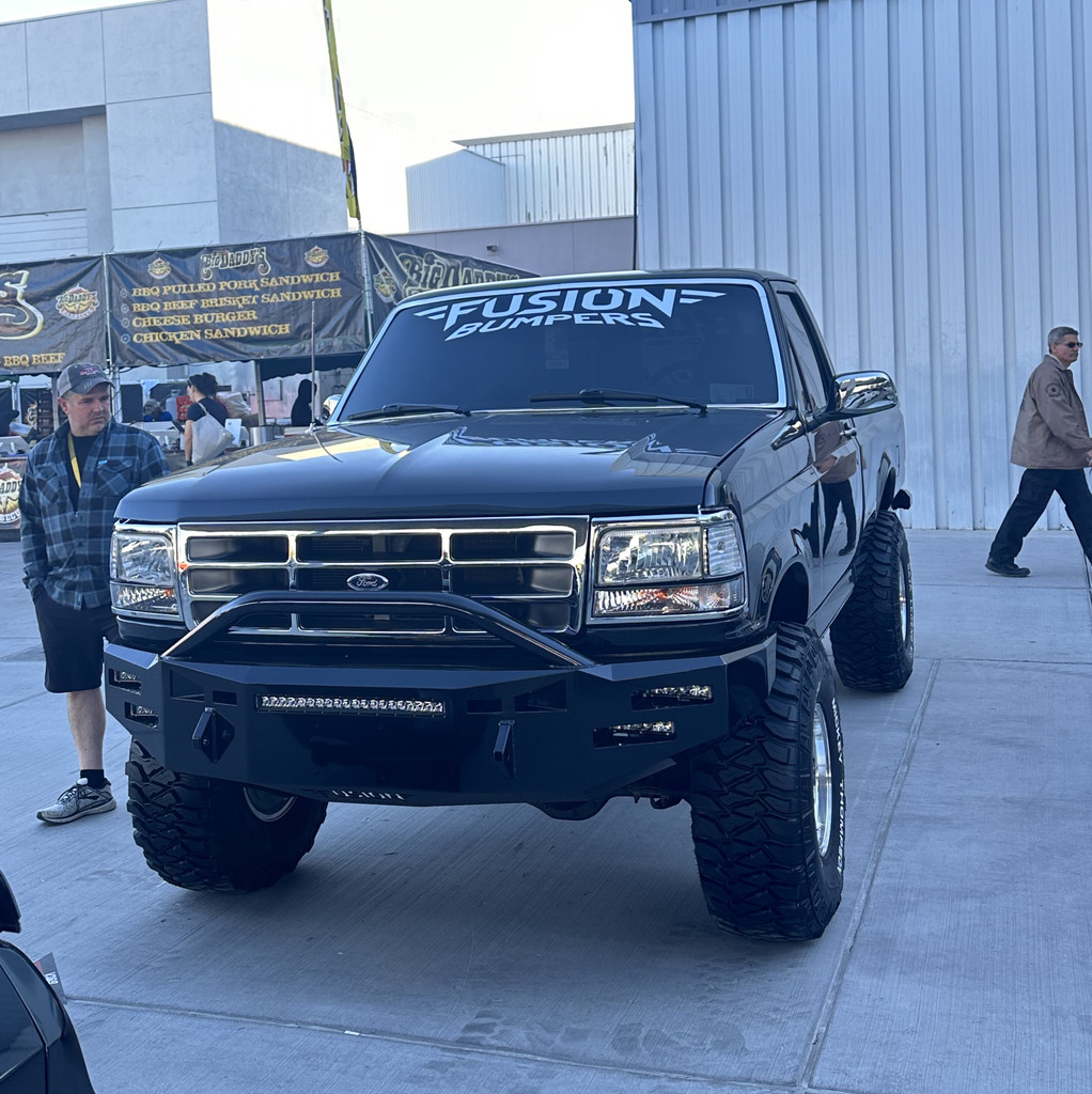 Updated Design.
Pre-Runner Bumper.
Clevis Mounts.
6" Single Row Lights Staggered.
20" Single Row Light in vent area.