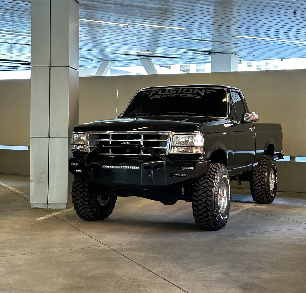 Updated Design.
Pre-Runner Bumper.
Clevis Mounts.
6" Single Row Lights Staggered.
20" Single Row Light in vent area.