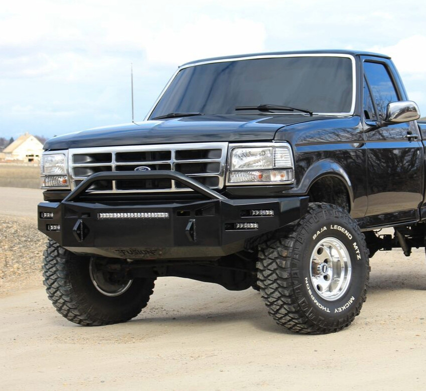 Updated Design.
Pre-Runner Bumper.
Clevis Mounts.
6" Single Row Lights Staggered.
20" Single Row Light in vent area.