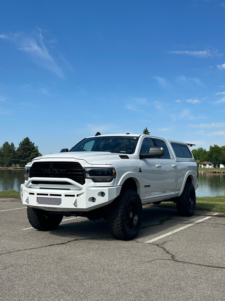 Offset Rigid 4" 360 Series as fog lights. 
Clevis Mounts 
Center vent with stainless steel mesh insert 
Pre-Runner Bar
