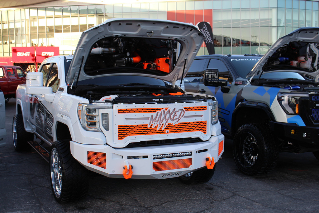 Gladiator Edition
Clevis mounts
Parking Sensors
Block Heater Provision
Baja Designs 20" SR in the vent area
Mounts for One Baja Designs LP4 per side
