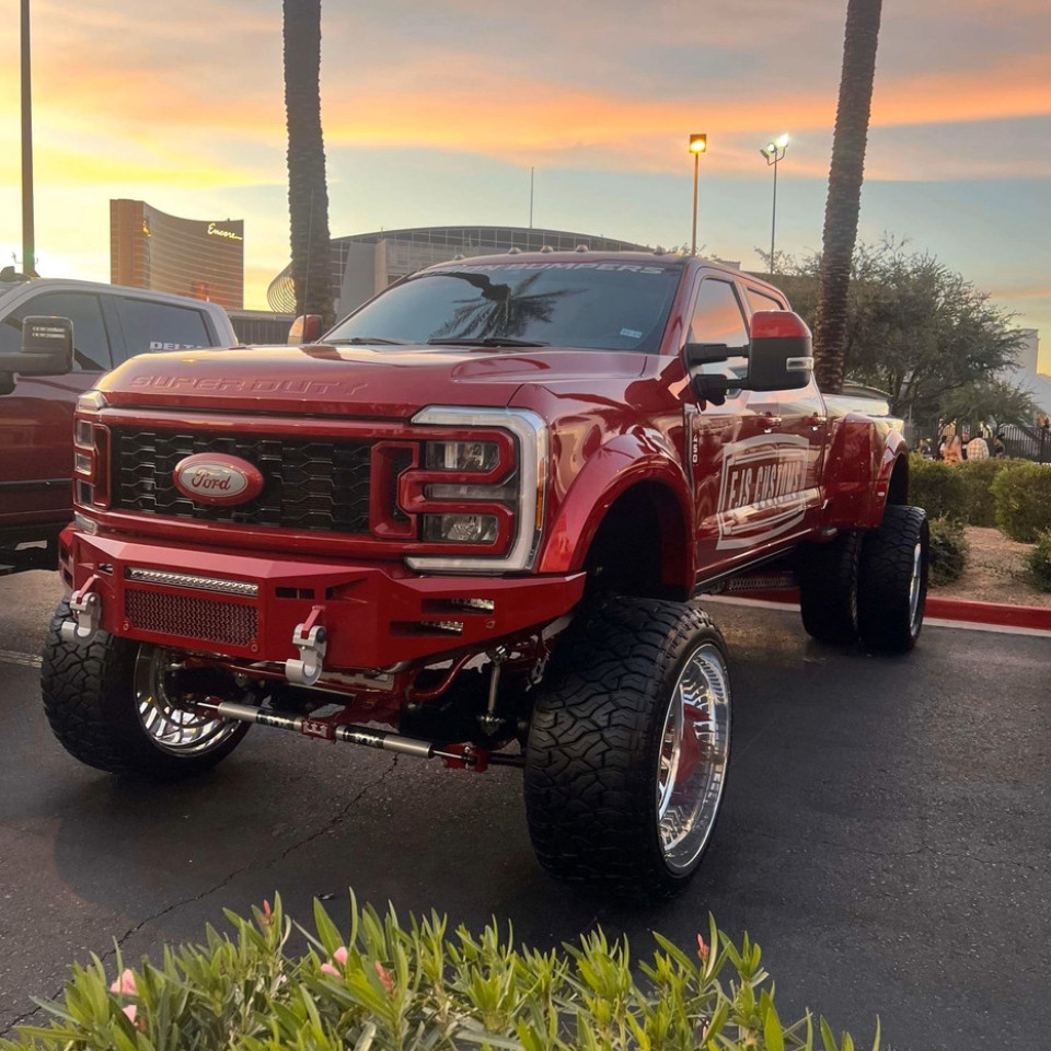 Base Bumper.
Clevis Mounts.
6" Single Row Lights Staggered.
20" Single Row Light in vent area.
Adaptive Cruise Control
Front Parking Sensors