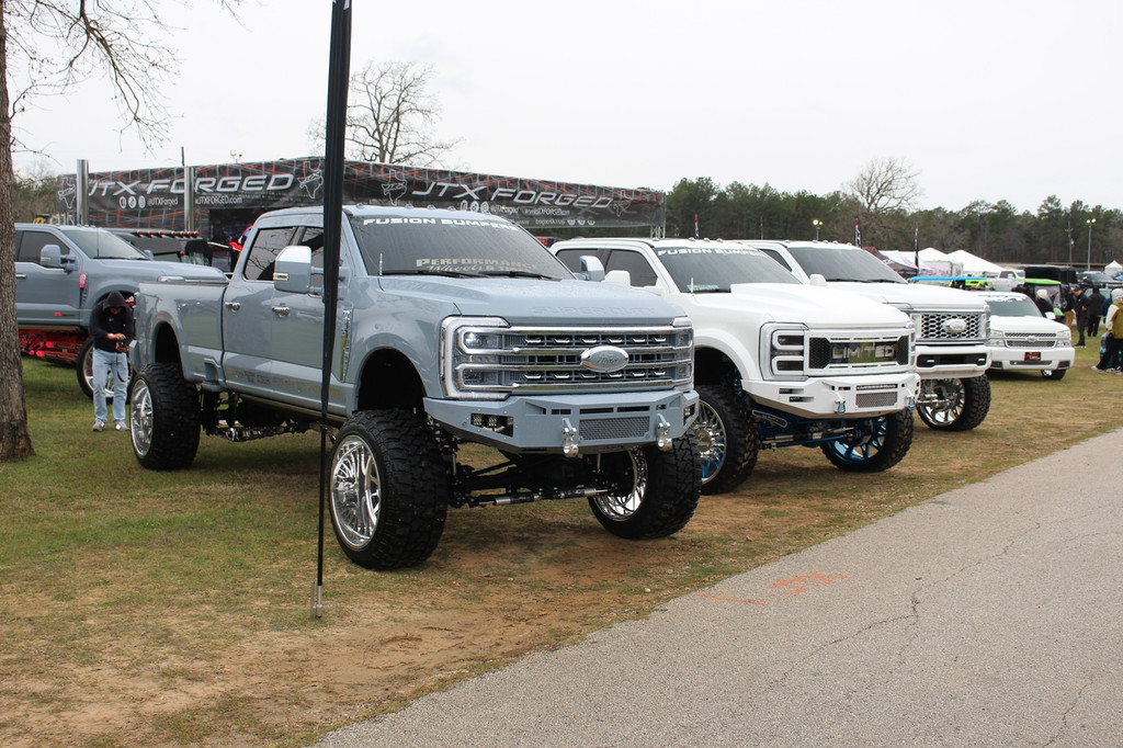*NEW DESIGN*
Light Buckets for Fog Lights
Two 3" Cube Lights (Only option)
Clevis Mounts.
20" Single Row Light in vent area.
Adaptive Cruise Control
Front Parking Sensors