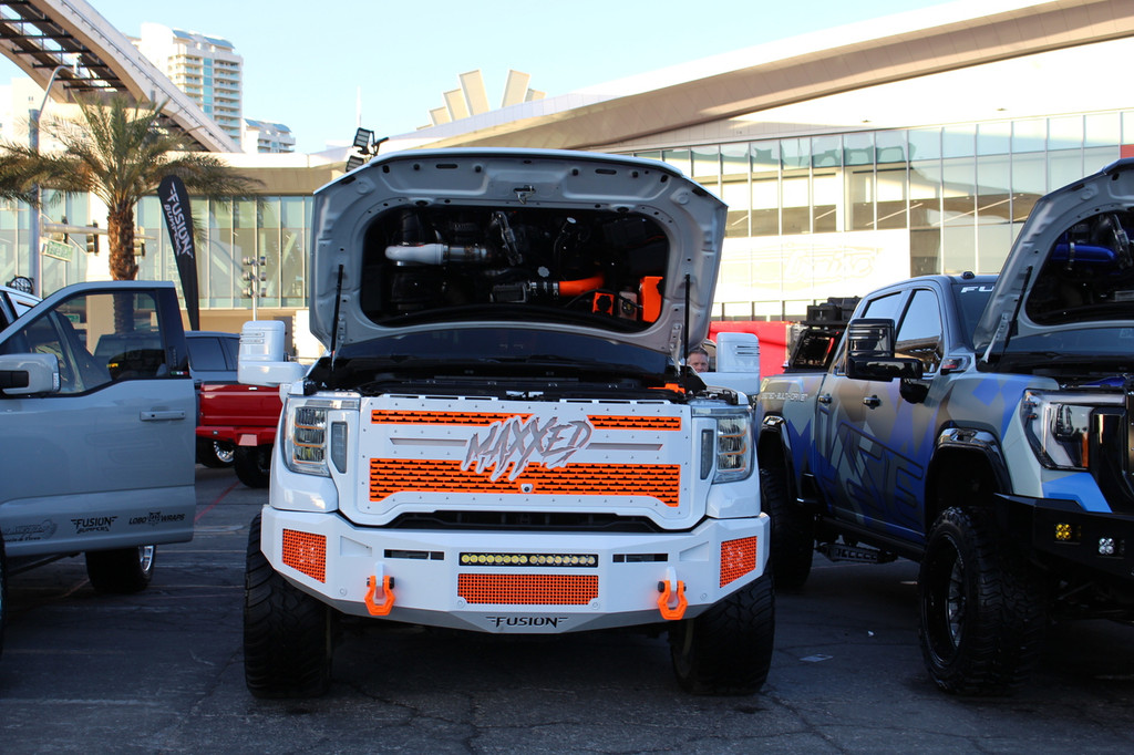 Gladiator Edition
Clevis mounts
Parking Sensors
Block Heater Provision
Baja Designs 20" SR in the vent area
Mounts for One Baja Designs LP4 per side
