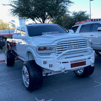 Clevis Mounts 
Rigid Dually Series as fog lights. 
Center vent with stainless steel mesh insert 
Pre-Runner Bar
20" OLB Single Row in the vent area. 