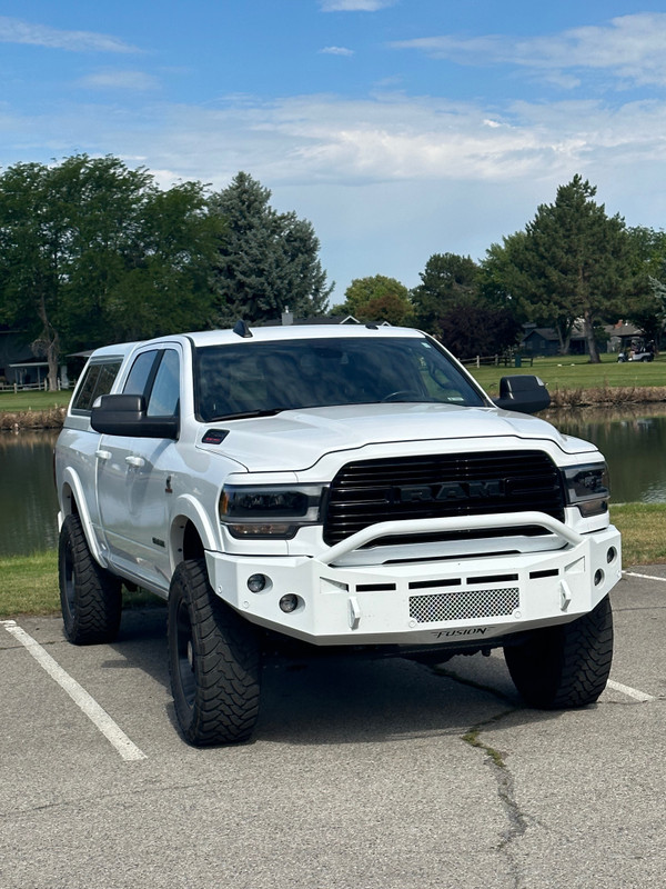 Offset Rigid 4" 360 Series as fog lights. 
Clevis Mounts 
Center vent with stainless steel mesh insert 
Pre-Runner Bar