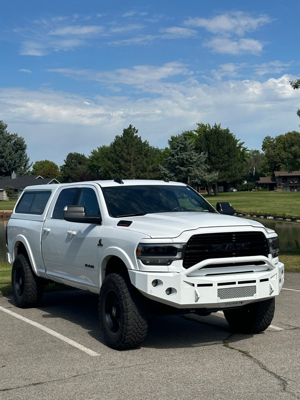Offset Rigid 4" 360 Series as fog lights. 
Clevis Mounts 
Center vent with stainless steel mesh insert 
Pre-Runner Bar