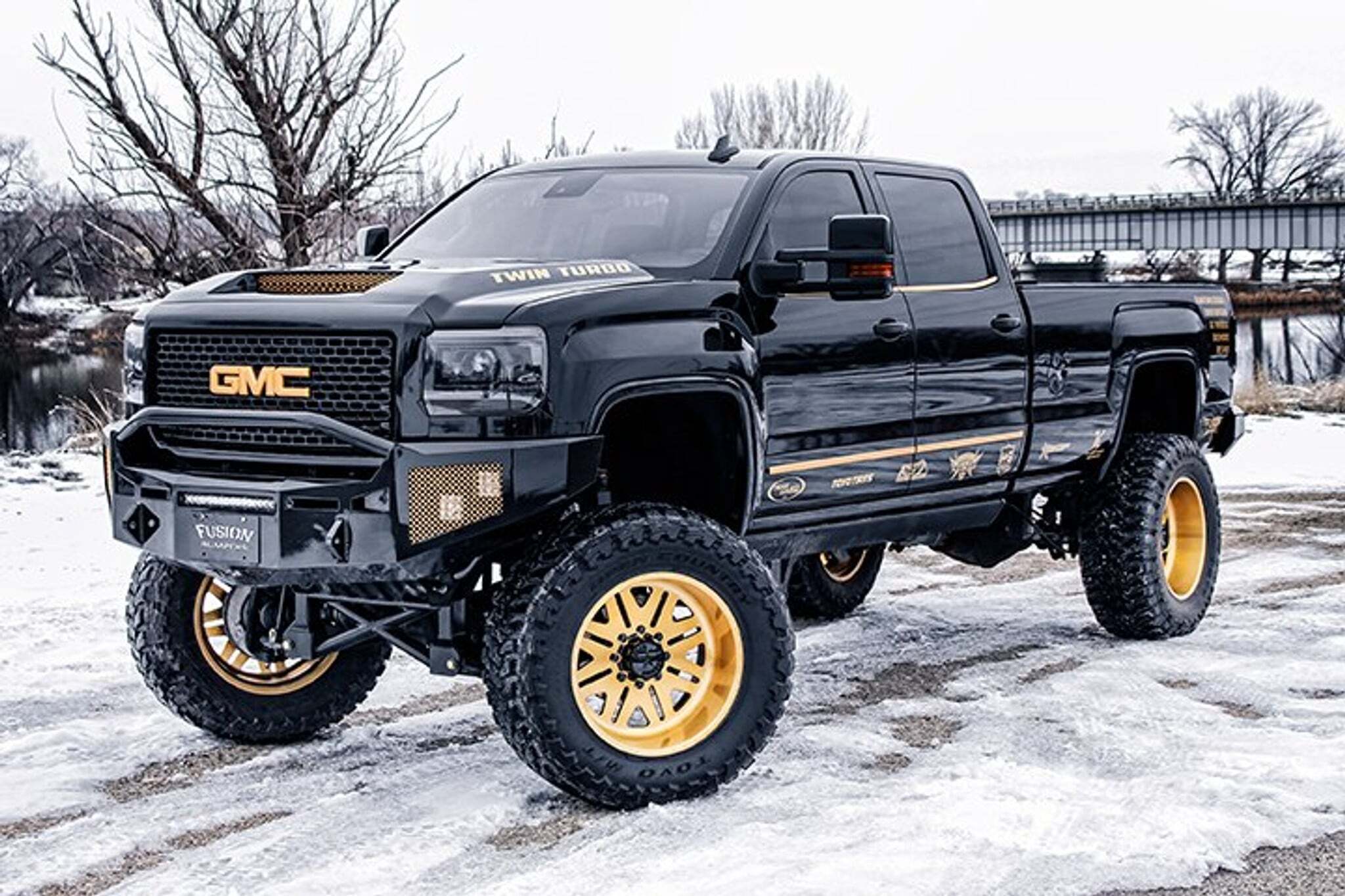<p>2015 GMC Duramax (Gold Finger)</p>