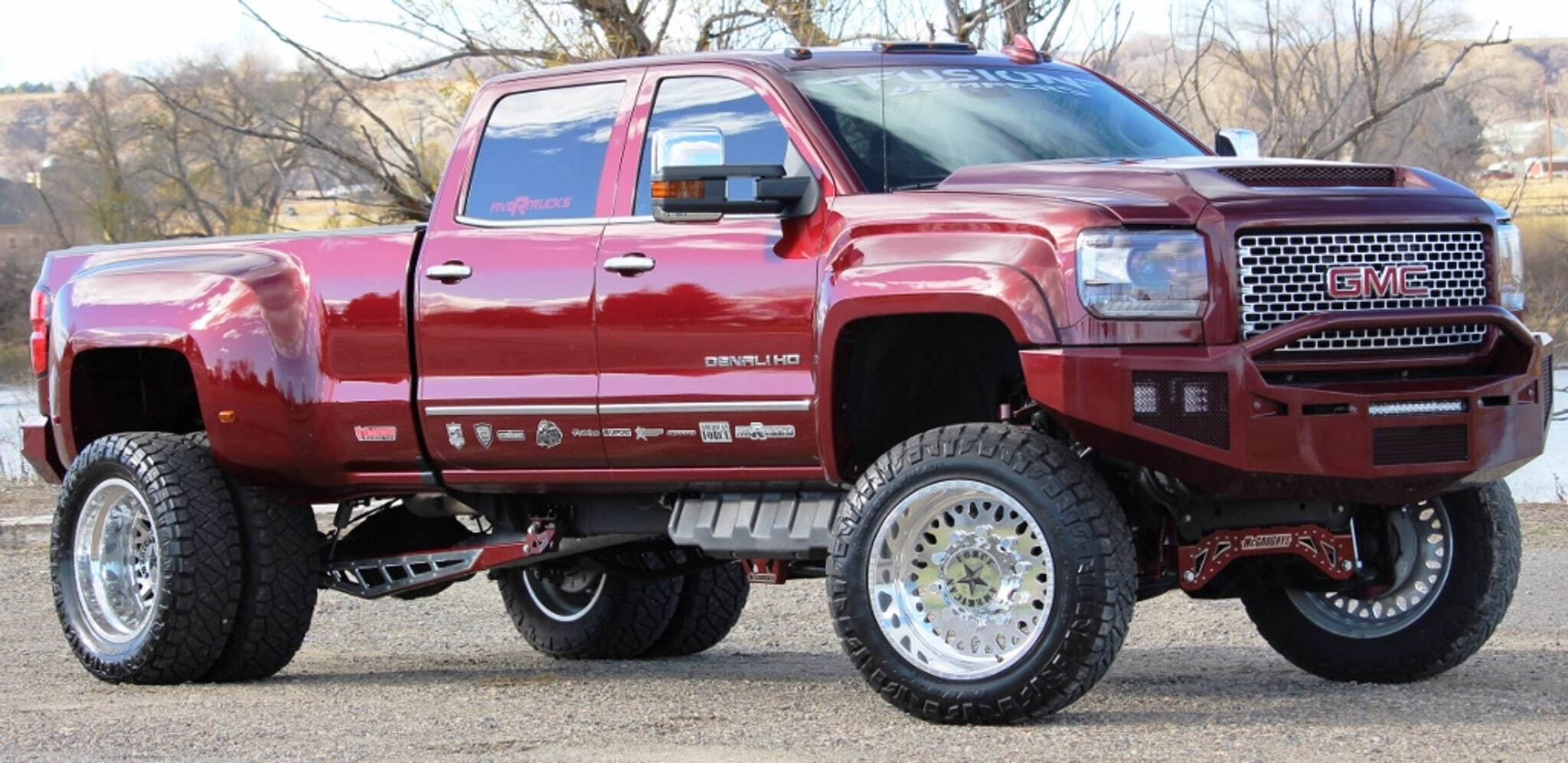 <p>Gladiator Edition: Pre-runner bar with a custom 16" Rigid Industries SR over the vent area. Rigid Industries Dually XL's as fog lights.&nbsp;</p>