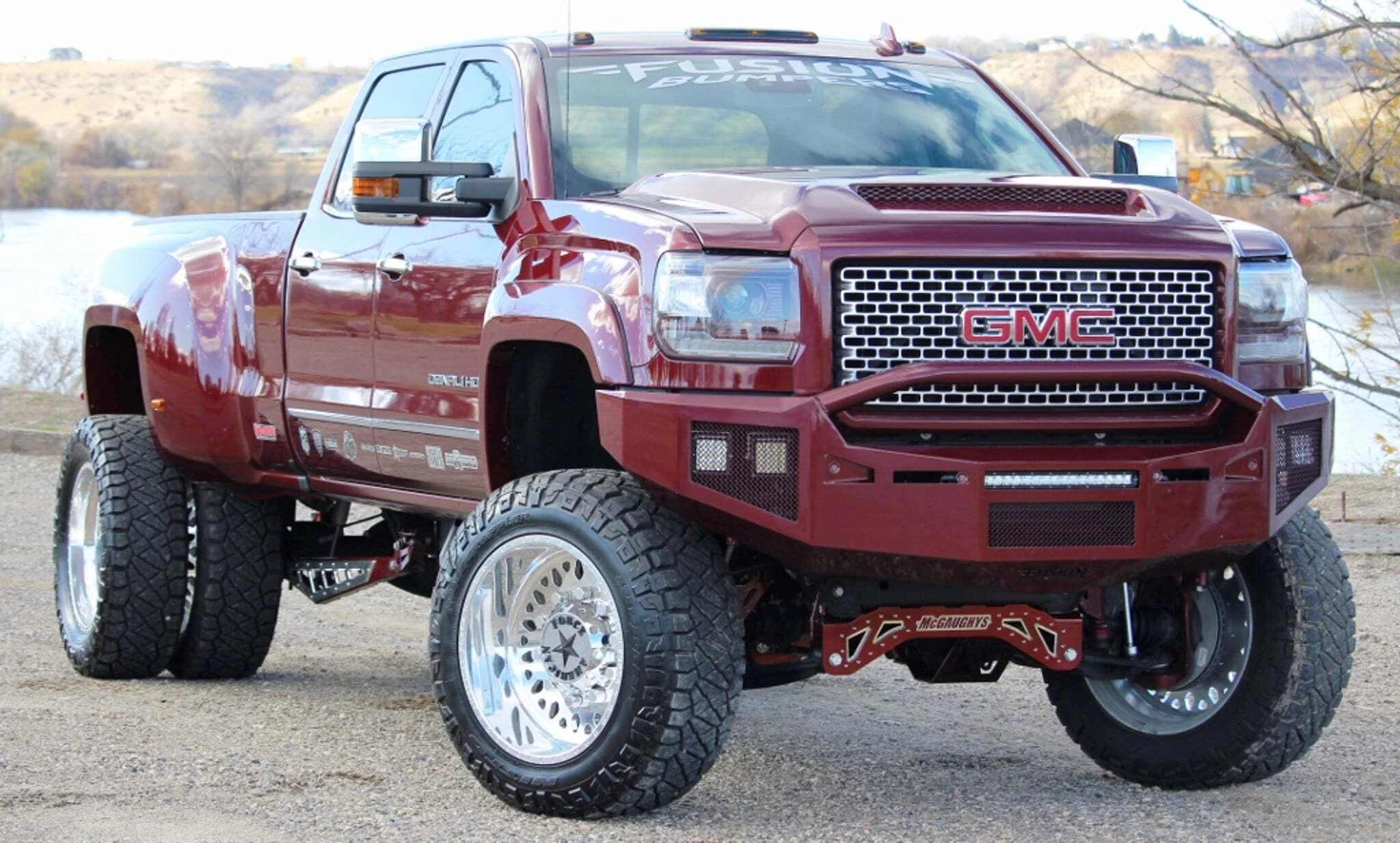 <p>Gladiator Edition: Pre-runner bar with a custom 16" Rigid Industries SR over the vent area. Rigid Industries Dually XL's as fog lights. Nitto 37x12.50x22's on American Force Wheel 6G17 Evo&nbsp;</p>