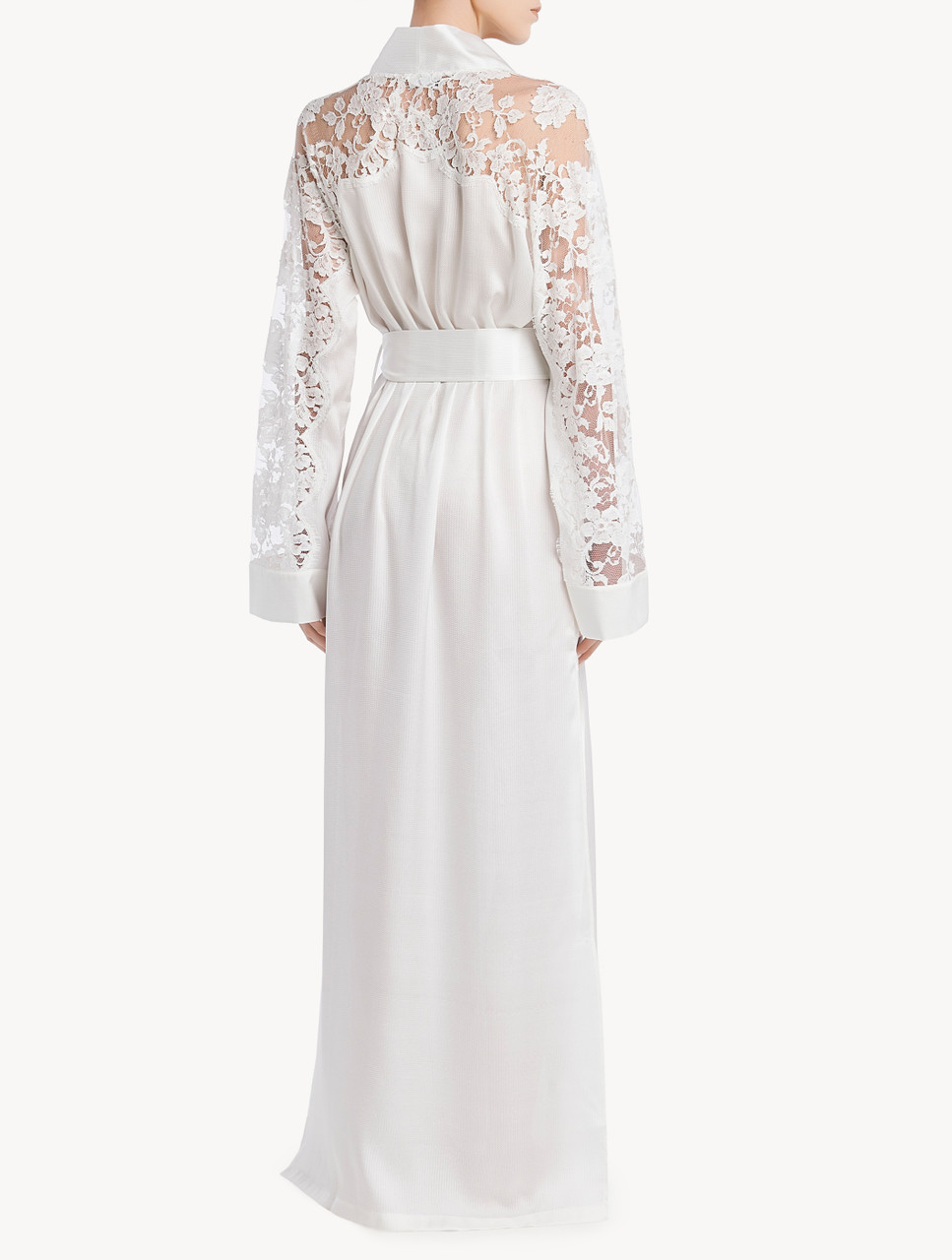 Robe in off-white silk and Leavers lace