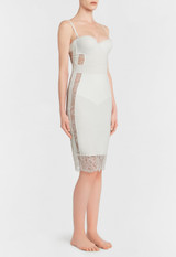 Vestido estilo camisón blanco acolchado con aros_3