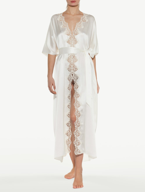 Bata larga de seda blanquecina con macramé_3