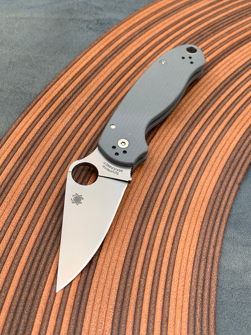 The Spyderco Para® 3 G-10 with Maxamet steel blade and dark grey G10 scales.
