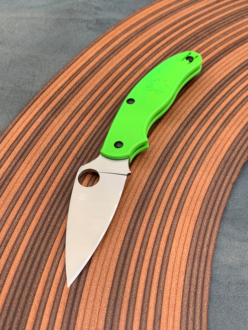 The UKPK or UK Pen knife with green FRN scales and a leaf shaped blade in LC200N.