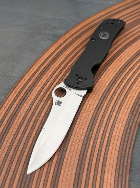 The Spyderco Starmate pictured in both open and closed positions.