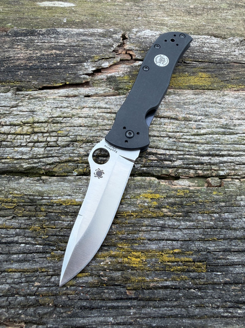 The Spyderco Starmate pictured in both open and closed positions.