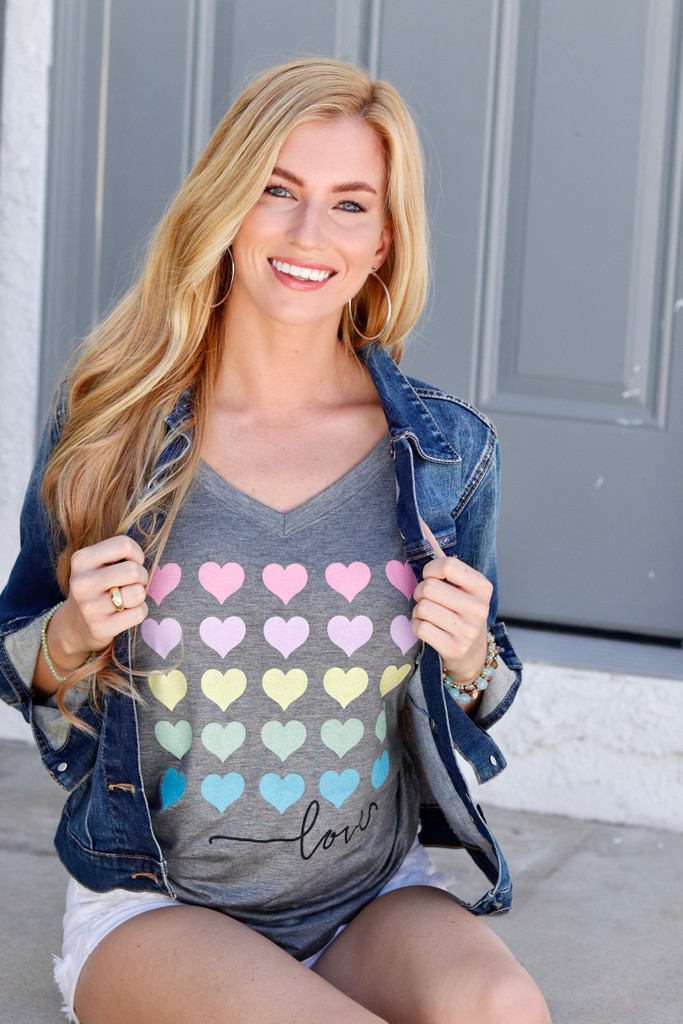 5 ROW RAINBOW HEARTS S/S V NECK (Grey)