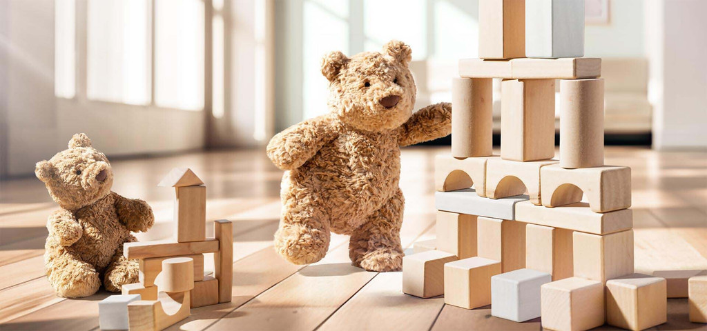 Bartholomew Bear bébé jouant avec un jeu de construction