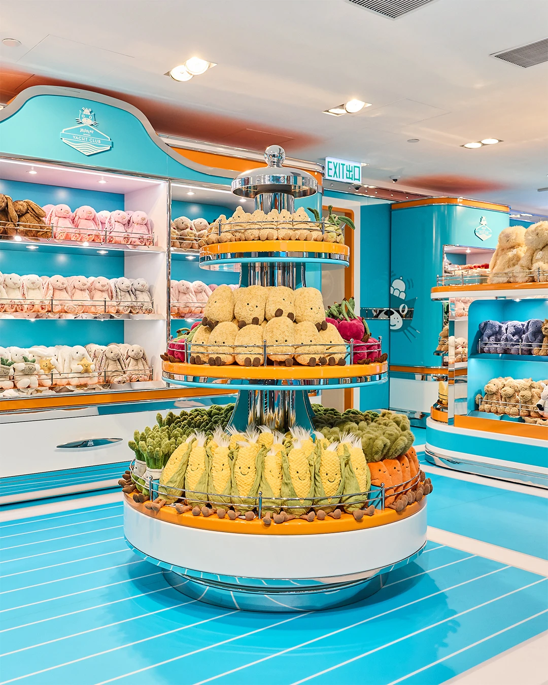 Les Amuseables Vegetables et les Bashful Bunnies sont présentés sur des étagères circulaires au sein du Jellycat Yacht Club.