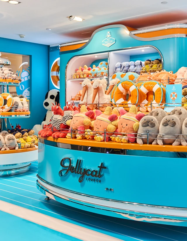 Présentoir Jellycat Yacht Club rempli de peluches, de bouées de sauvetage et d’éléments de décoration sur le thème nautique.