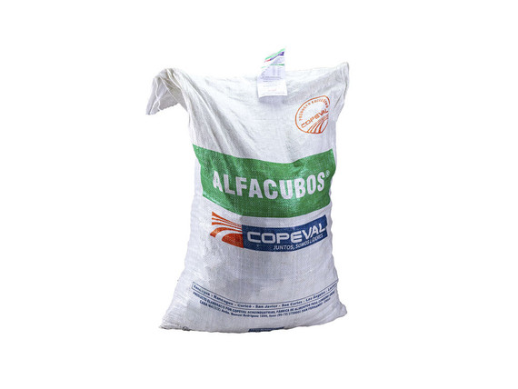 Alimento Alfacubos o cubos de alfalfa para nutrición