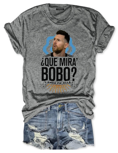 Que Mira Bobo Gildan Tee