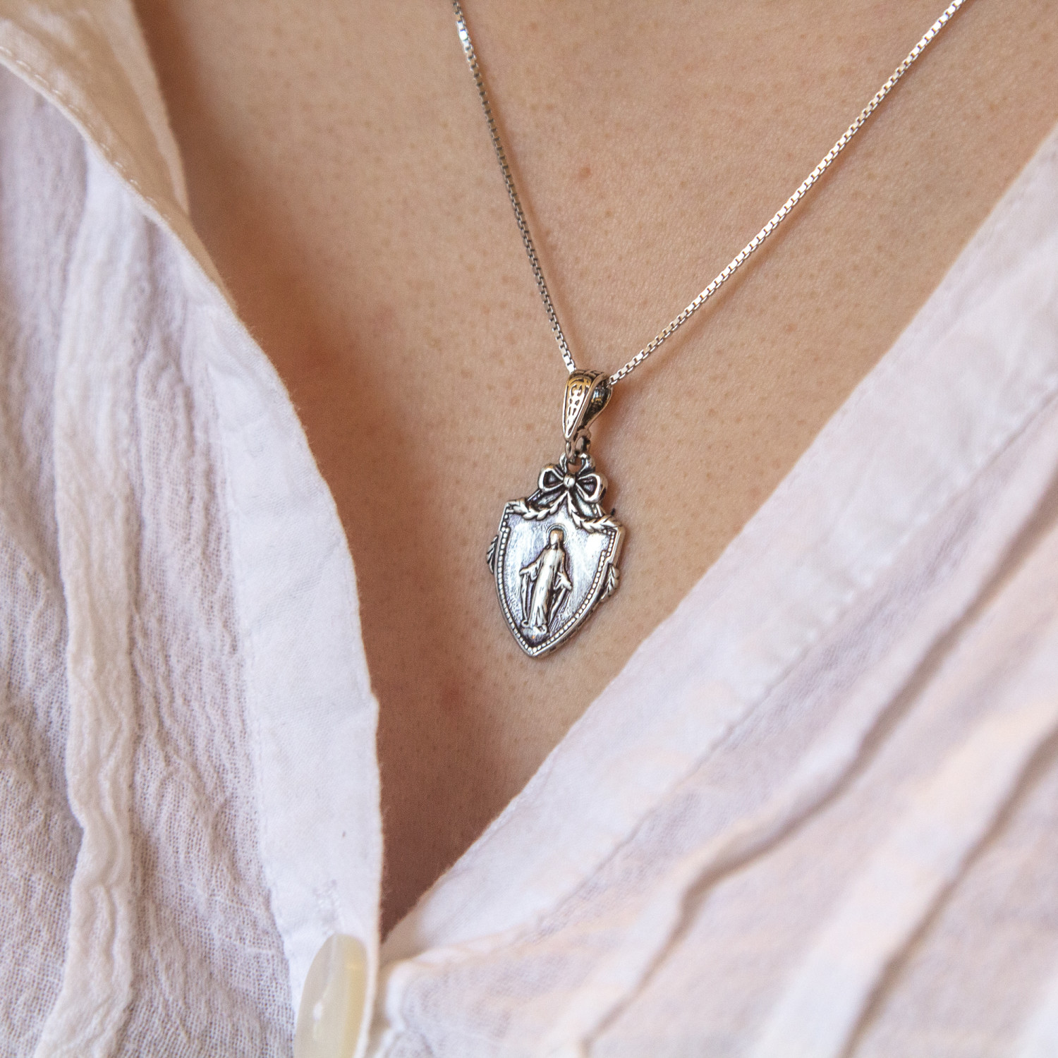 Buy Photo Locket Pendant and Necklace Online for Women & Girls, India –  Zariin