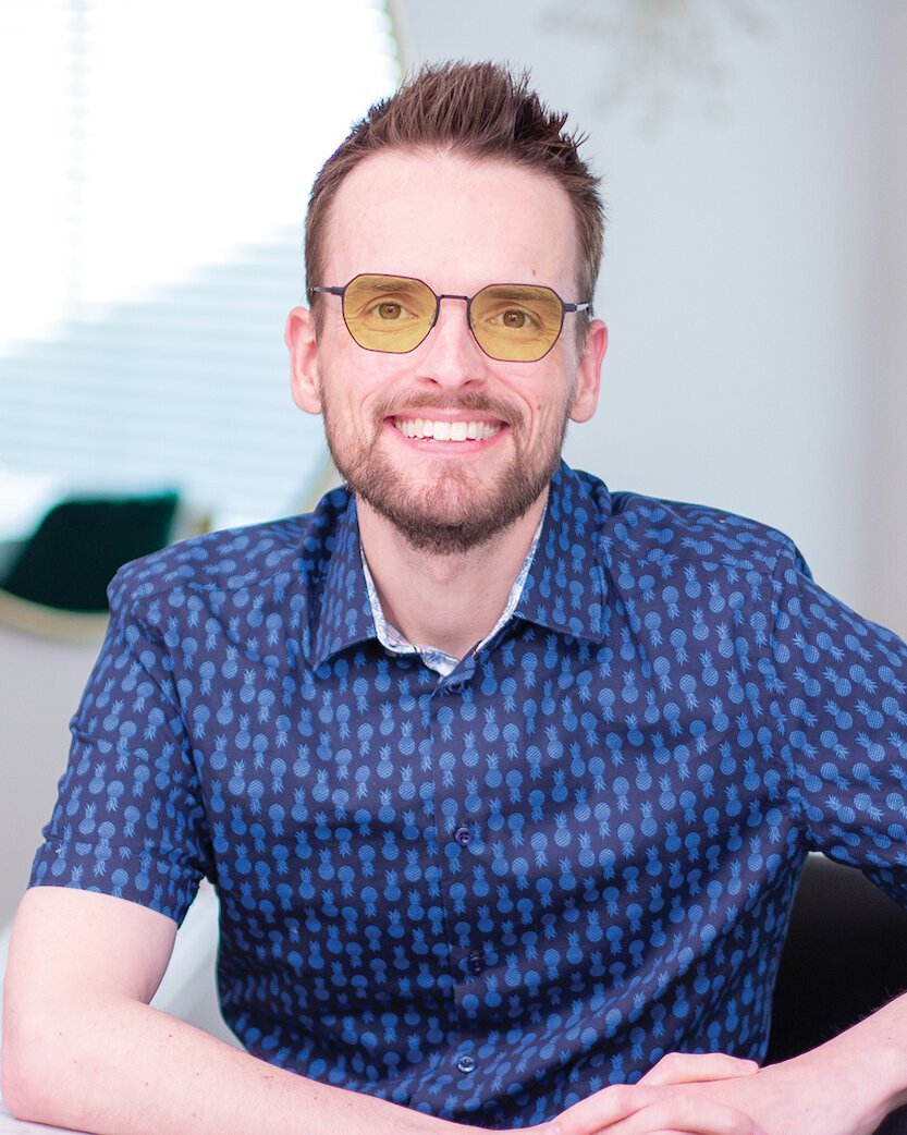 Man wearing TheraSpecs Contrast HEV glasses for eye strain from blue light exposure