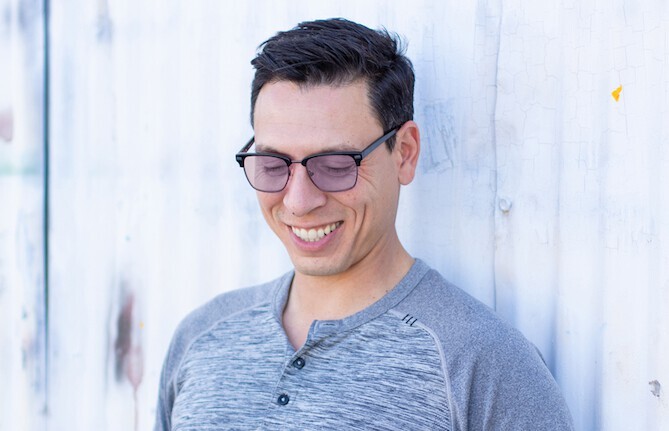 Woman wearing FL-Blend TheraSpecs in Winslow frame