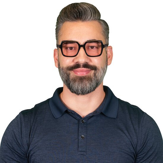 Man wearing TheraSpecs FL-Pro in Hollis frame style
