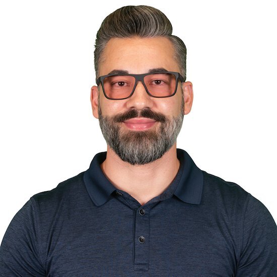 Man wearing TheraSpecs FL-Pro in Jax style