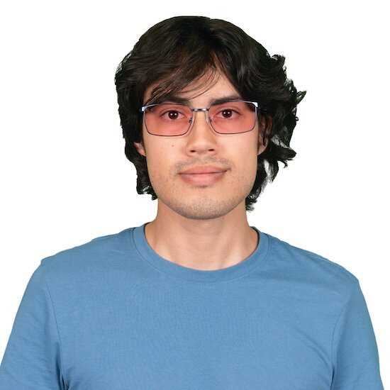 Man wearing TheraSpecs FL-Pro in Jett frame style