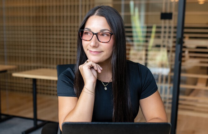 Woman wearing Flex Peach TheraSpecs in Quinn frame